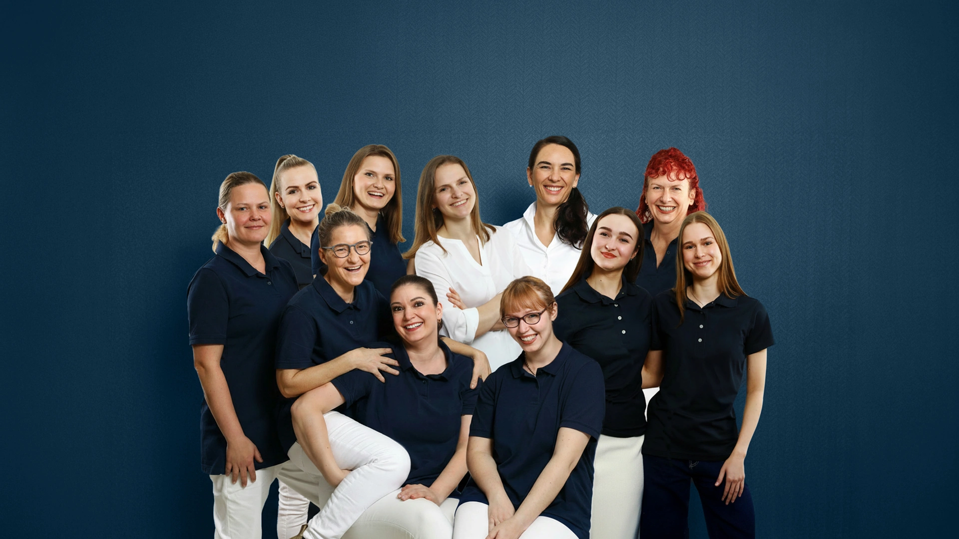 Das freundliche Praxisteam im Gruppenportrait – engagierte Fachkräfte für moderne Zahnmedizin und persönliche Betreuung.