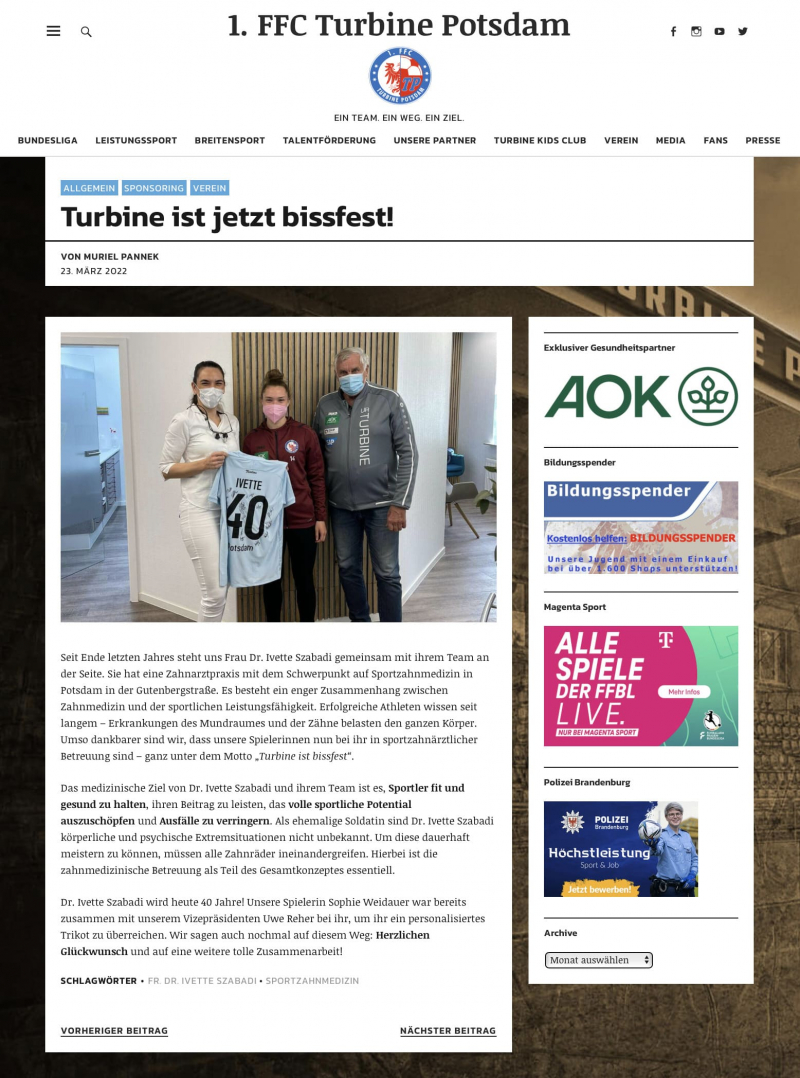 Screenshot der Website des 1. FFC Turbine Potsdam mit Artikel „Turbine ist jetzt bissfest!“ über die Zusammenarbeit mit der Sportzahnmedizin, inklusive Gruppenfoto mit Trikotübergabe.