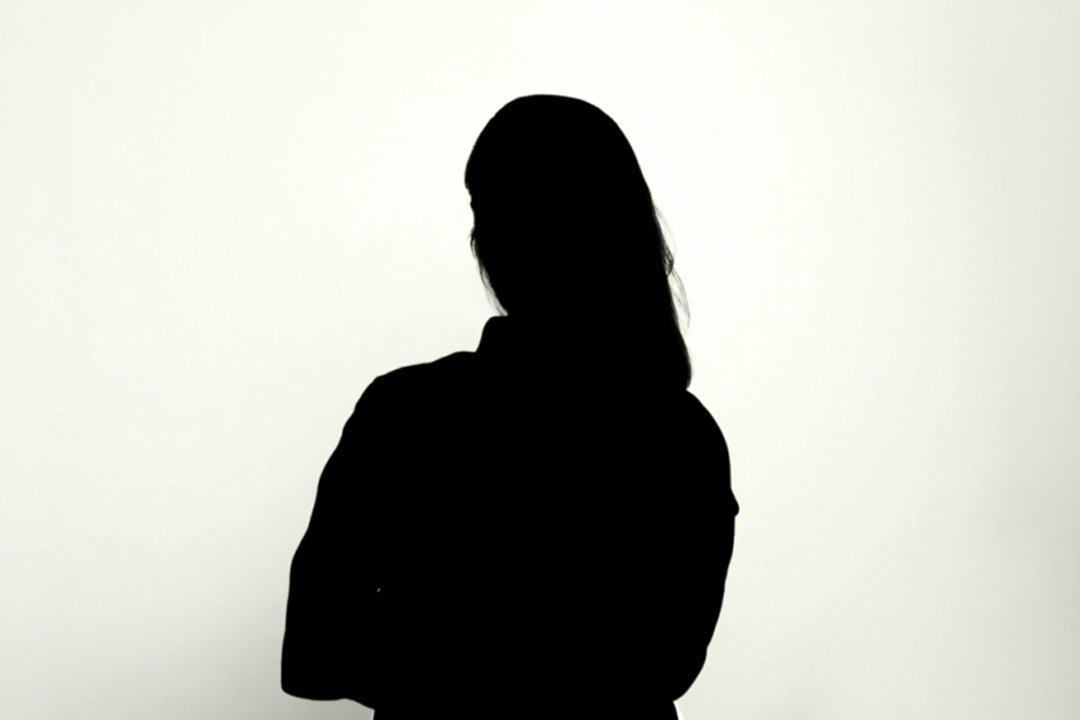 Silhouette einer Person vor hellem Hintergrund – symbolisches Bild für Diskretion, Anonymität oder Datenschutz in der medizinischen Beratung.