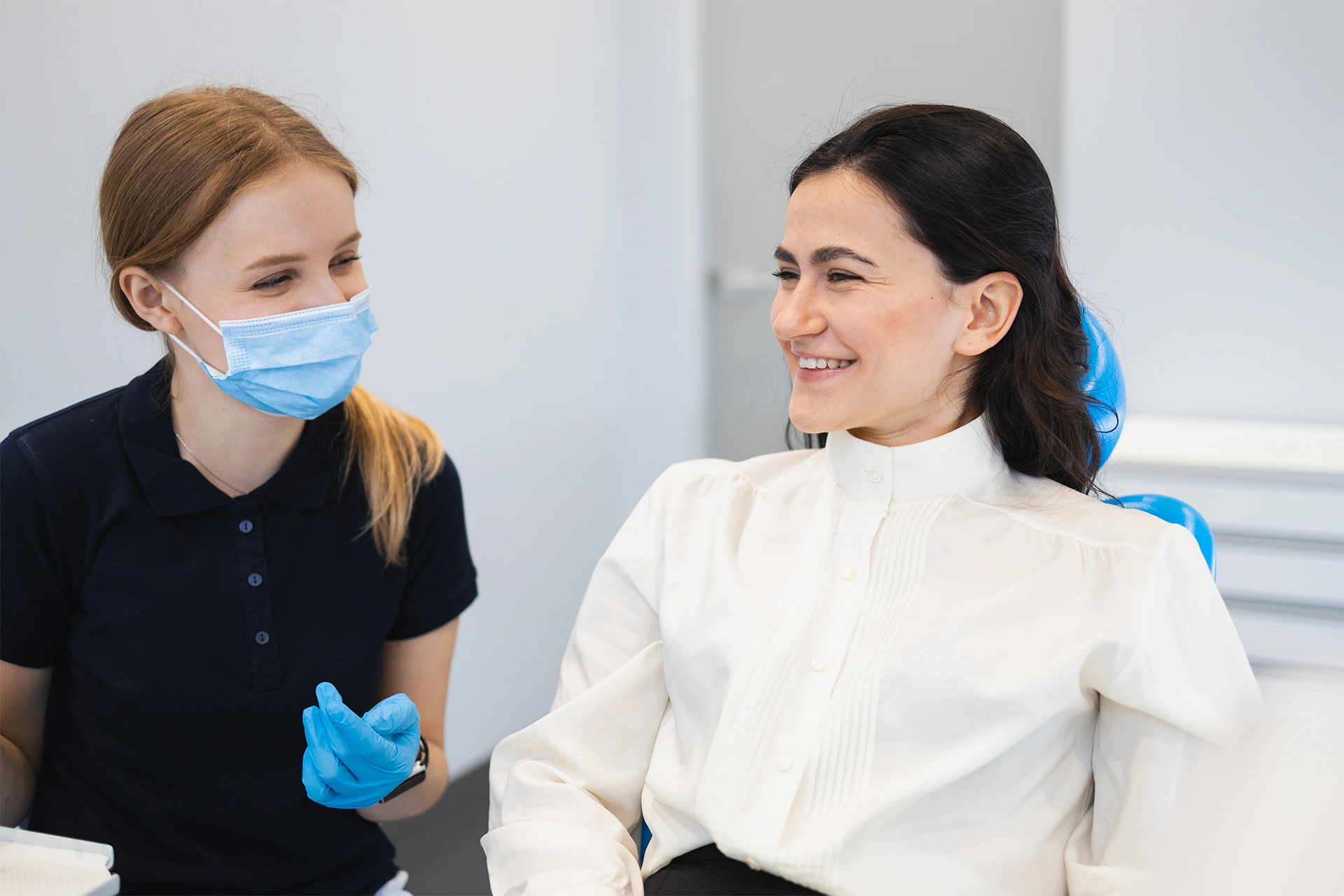 Vertrauensvolles Gespräch zwischen Zahnärztin und Patientin vor einer individuellen zahnmedizinischen Behandlung.