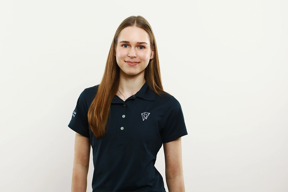 Freundliche Mitarbeiterin der Zahnarztpraxis Szabadi im Portrait – Teil des engagierten Teams für eine einfühlsame und professionelle Patientenbetreuung.