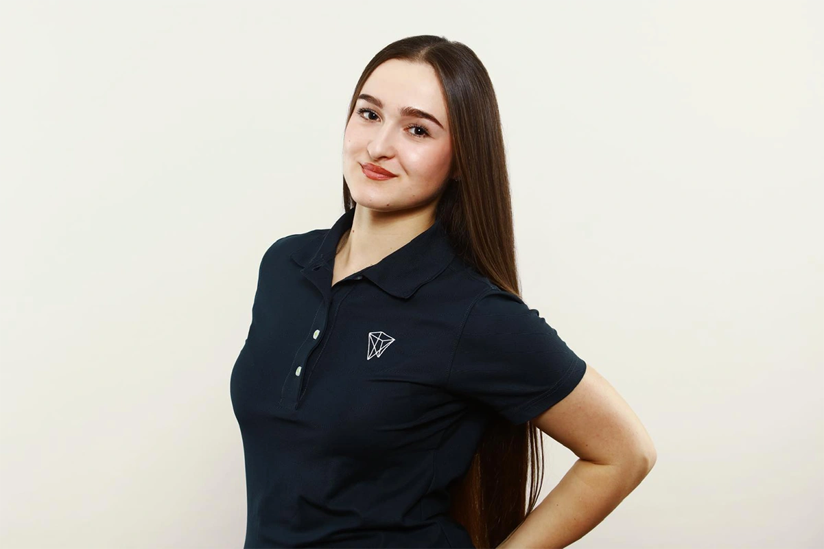 Mitarbeiterin der Zahnarztpraxis Szabadi im Portrait – kompetente Ansprechpartnerin für Terminorganisation und persönliche Betreuung.