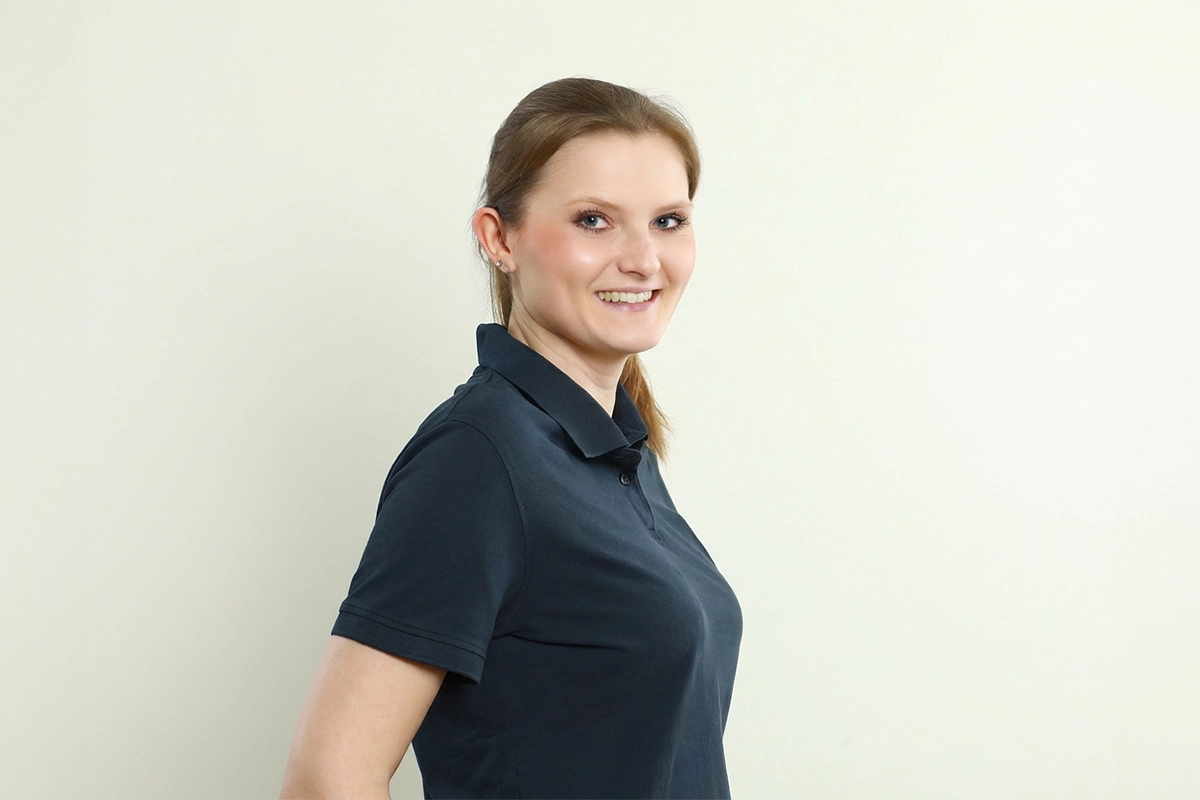 Mitarbeiterin im Portrait mit freundlichem Lächeln – kompetente Unterstützung für eine angenehme Behandlung und individuelle Betreuung.