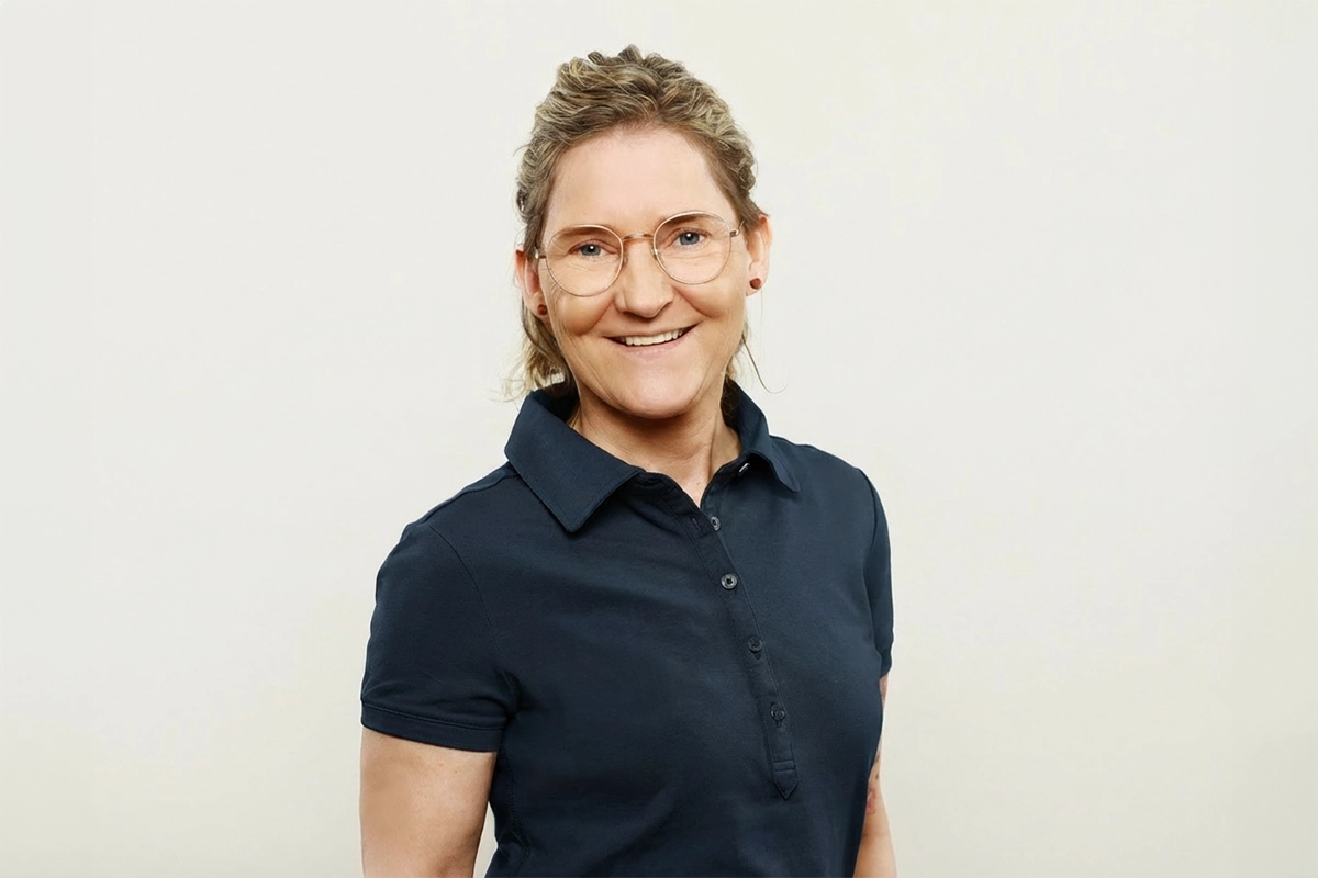 Erfahrene Mitarbeiterin im Portrait – freundliche Betreuung und langjährige Kompetenz in der zahnmedizinischen Assistenz.