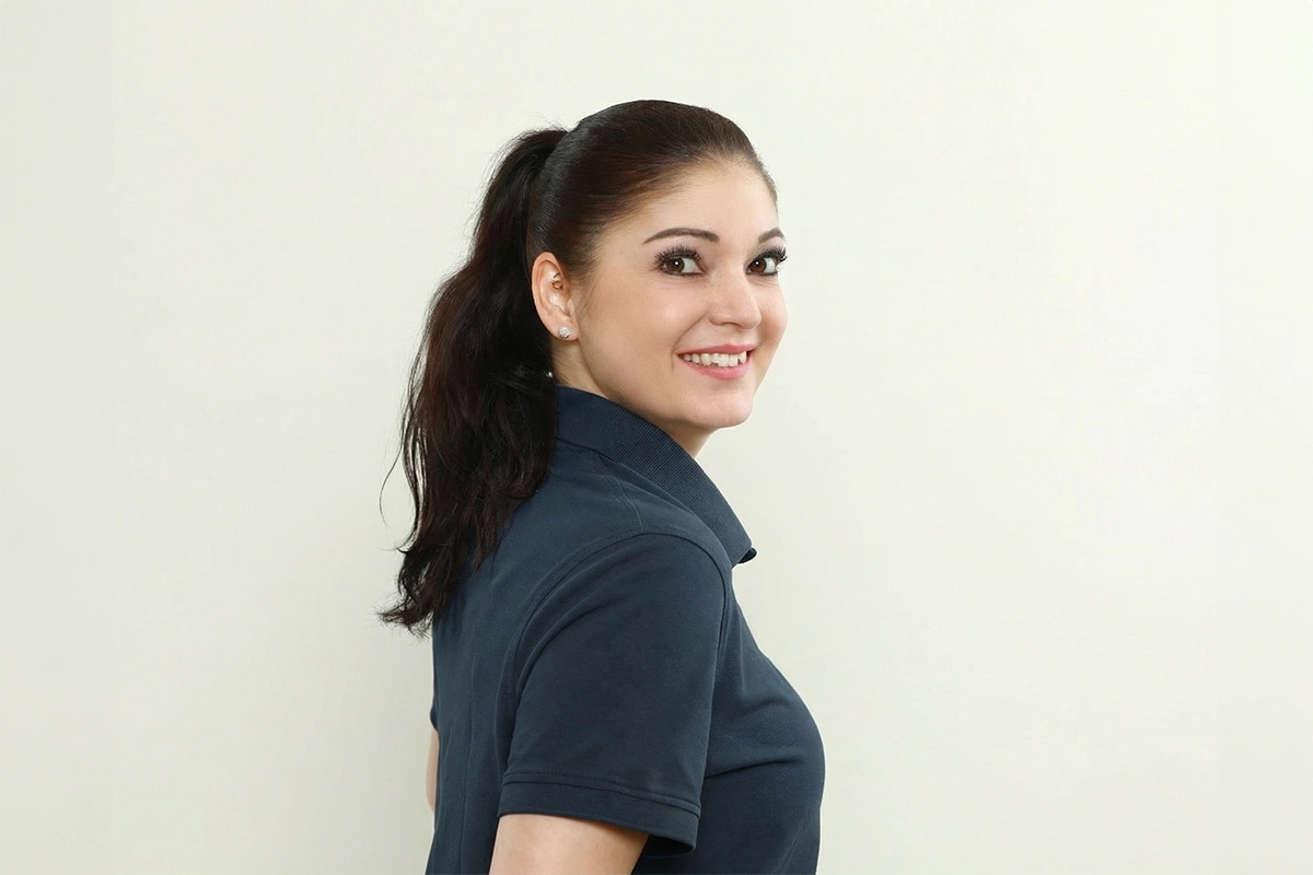 Freundliche Mitarbeiterin im Profilportrait – engagierte Unterstützung für eine angenehme und professionelle Zahnbehandlung.