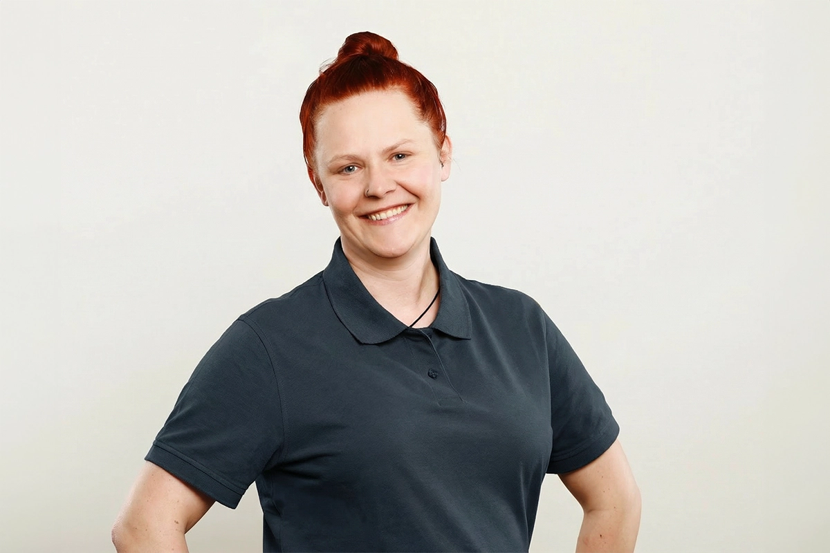Mitarbeiterin im Portrait mit offenem Lächeln – kompetente Unterstützung im Praxisalltag und einfühlsame Betreuung der Patientinnen und Patienten.