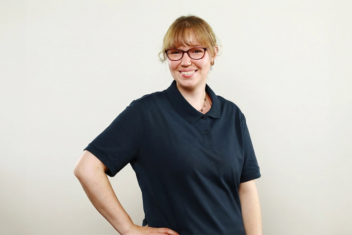 Freundliche Mitarbeiterin im Portrait – engagierte Unterstützung für einen reibungslosen Ablauf und eine angenehme Atmosphäre in der Praxis.